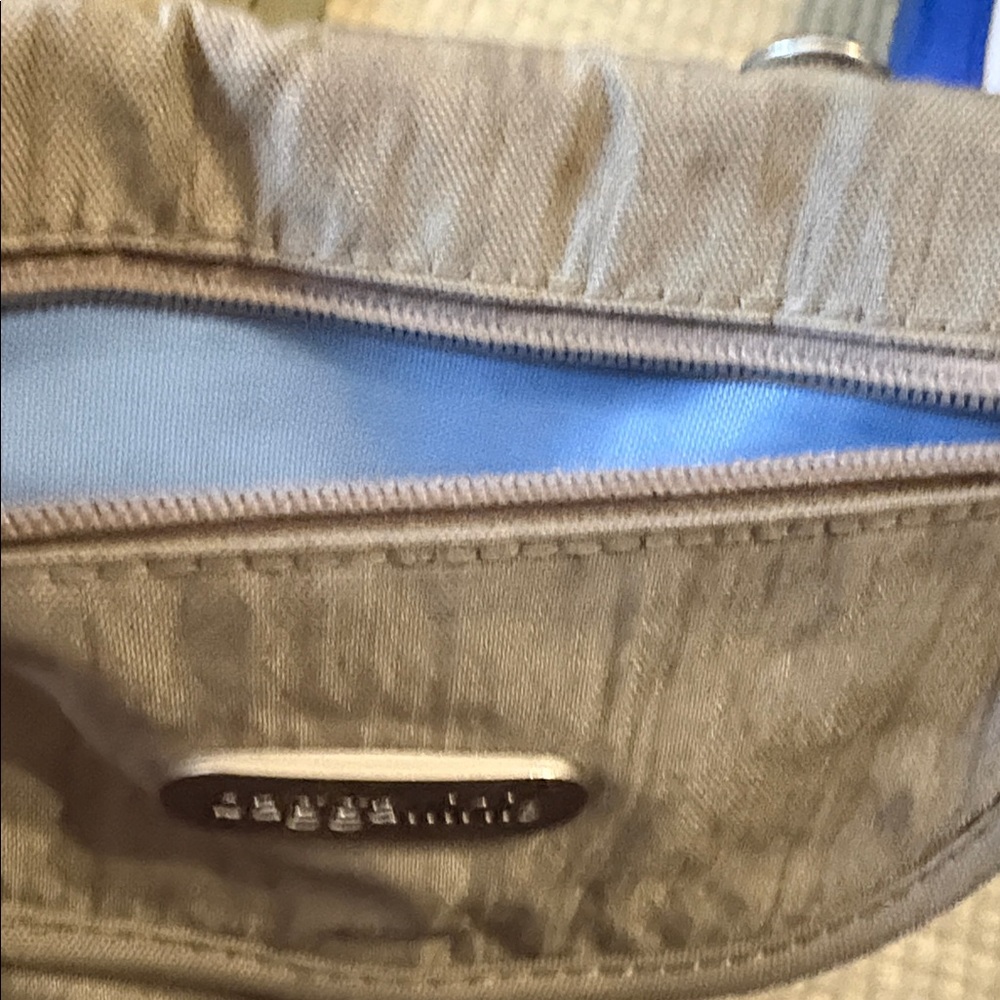 Baggallini beige Crossbody hiking travel Bag - Picture 9 of 10